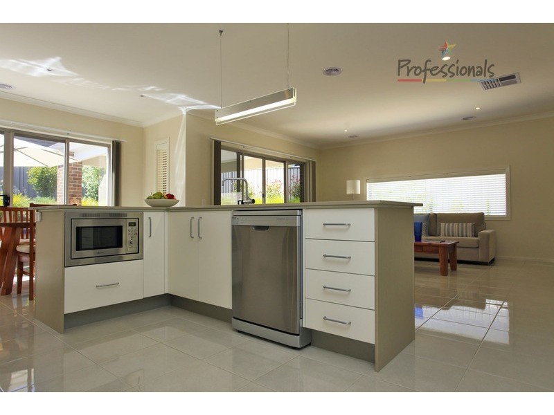 6 Blue Bonnet Way, Wodonga VIC 3690