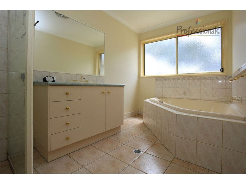 4 Alkira Court, Lavington NSW 2641