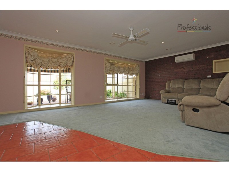 381 Sandrina Drive, Lavington NSW 2641