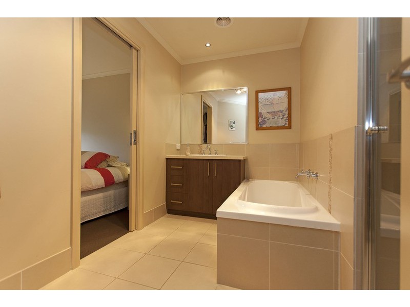 8 Benjamin Boulevard, Tangambalanga VIC 3691