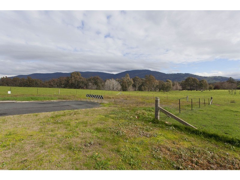 8 Benjamin Boulevard, Tangambalanga VIC 3691