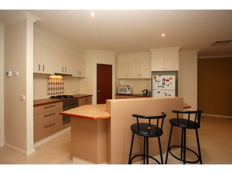 100 Yarralumla  Drive, Wodonga VIC 3690