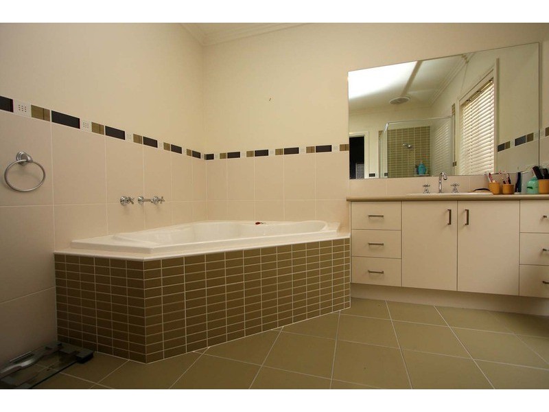 100 Yarralumla  Drive, Wodonga VIC 3690