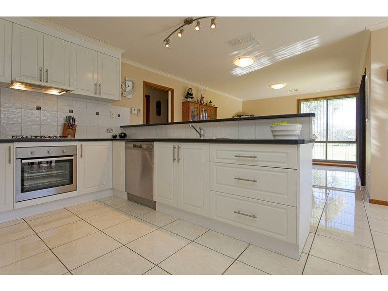 16 Jessica Court, Tangambalanga VIC 3691