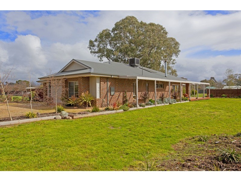 12 Meadow Creek Road, Oxley VIC 3678