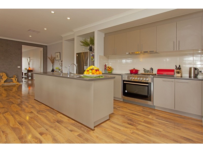 12 Meadow Creek Road, Oxley VIC 3678