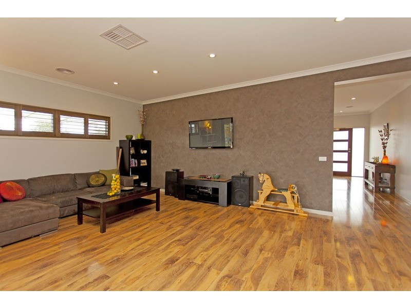 12 Meadow Creek Road, Oxley VIC 3678