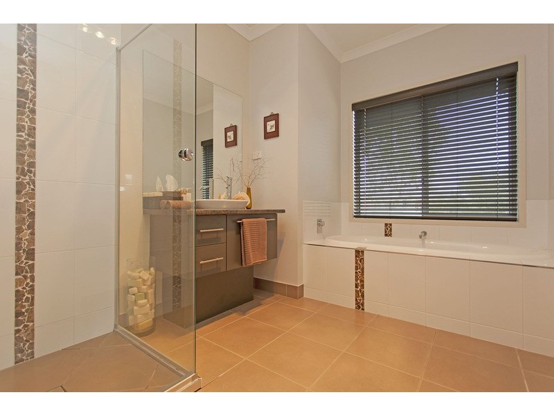 12 Meadow Creek Road, Oxley VIC 3678