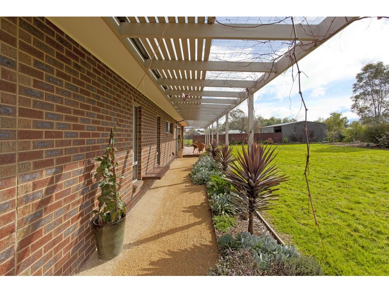 12 Meadow Creek Road, Oxley VIC 3678