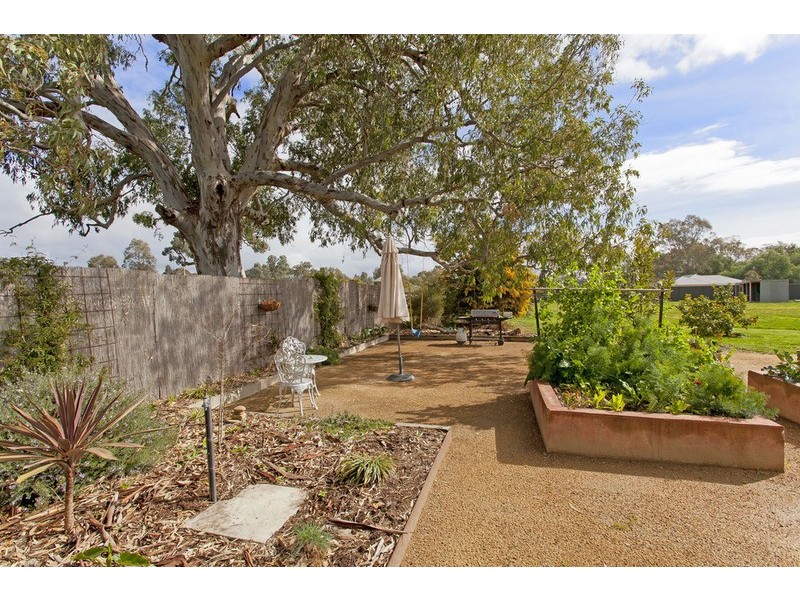 12 Meadow Creek Road, Oxley VIC 3678