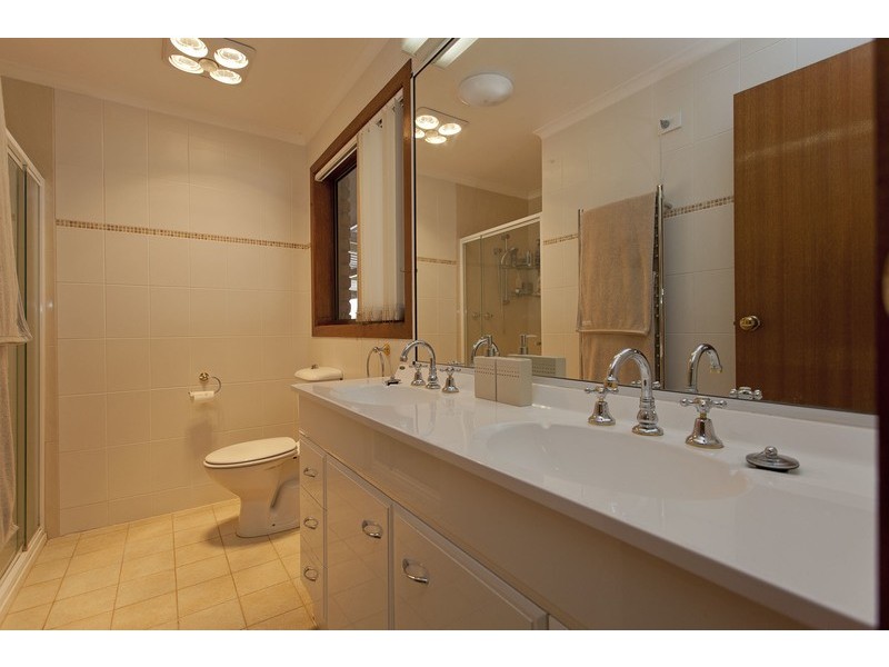 15 Barton Drive, Baranduda VIC 3691