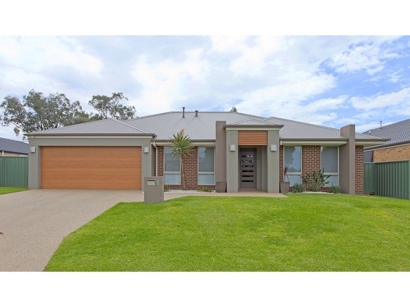 7 Featherstone  Avenue, Albury NSW 2640