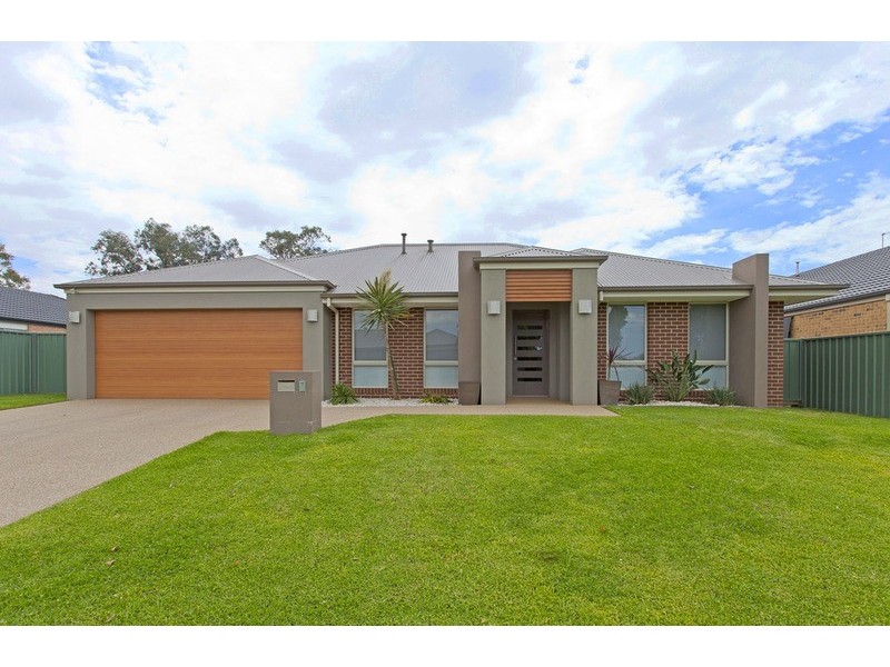 7 Featherstone  Avenue, Albury NSW 2640