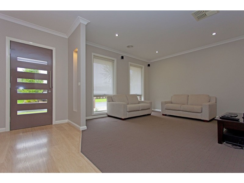 7 Featherstone  Avenue, Albury NSW 2640