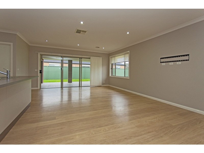 7 Featherstone  Avenue, Albury NSW 2640