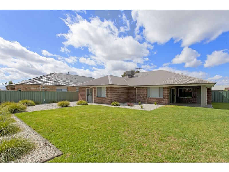 7 Featherstone  Avenue, Albury NSW 2640
