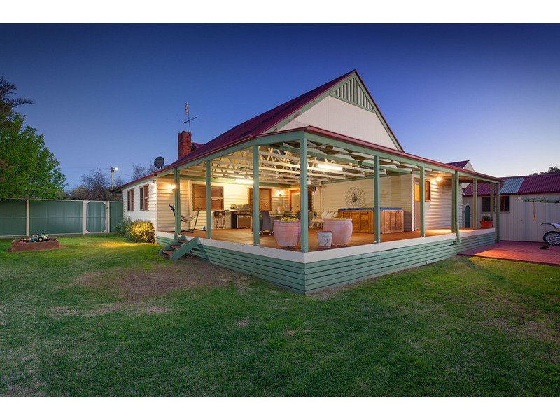 3 Victoria  Street, Chiltern VIC 3683