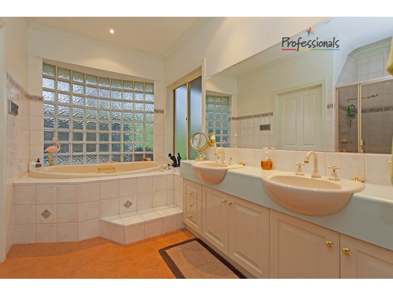 4 Caernarvon Court, Wodonga VIC 3690