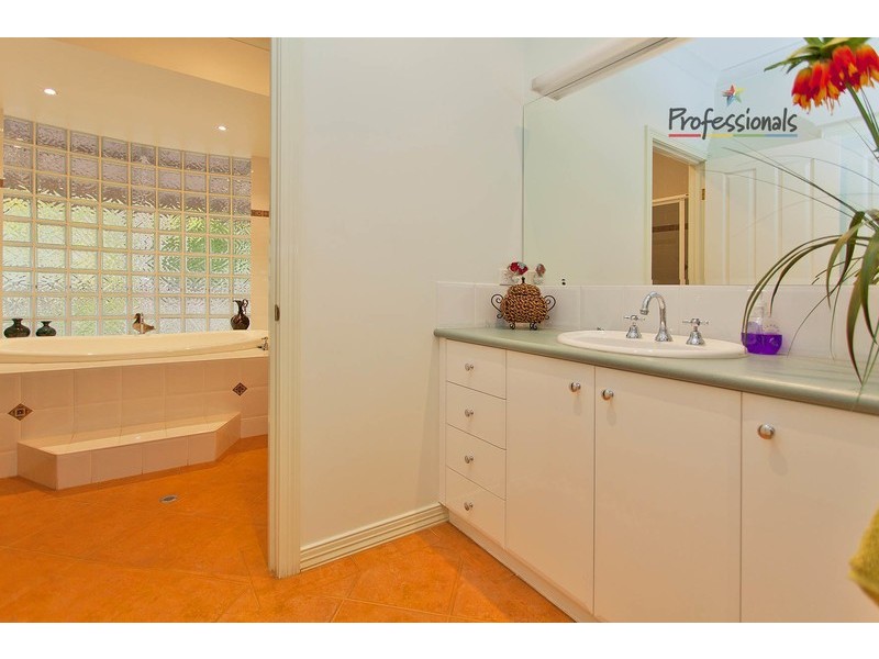 4 Caernarvon Court, Wodonga VIC 3690