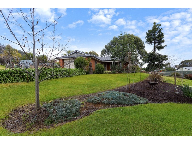 27 Howards  Road, Baranduda VIC 3691