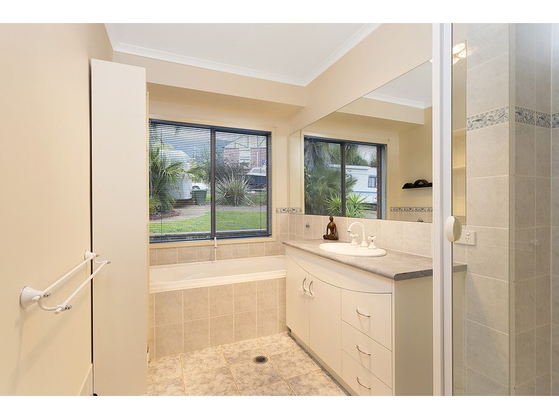 27 Howards  Road, Baranduda VIC 3691