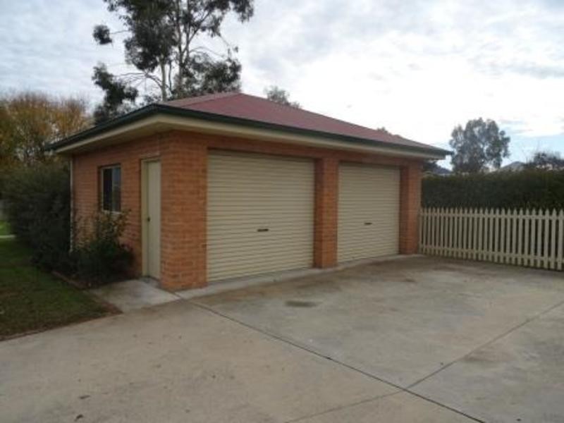 5 Emily Close, Tangambalanga VIC 3691