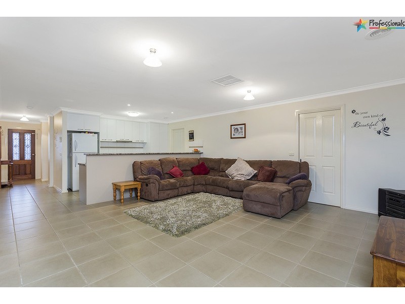 24 Darga Place, Lavington NSW 2641