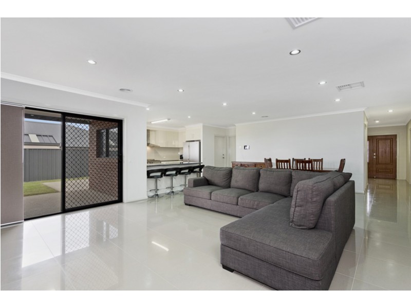 33 Silky Oak Avenue, Wodonga VIC 3690