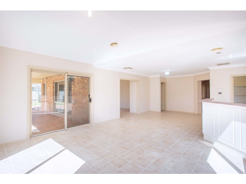 15 Lipsett Road, Thurgoona NSW 2640