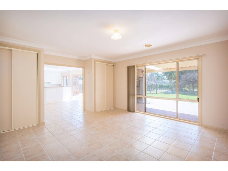 15 Lipsett Road, Thurgoona NSW 2640