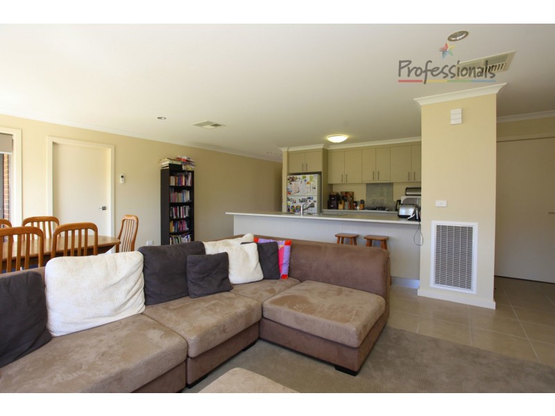 2/776 Centaur Road, Lavington NSW 2641