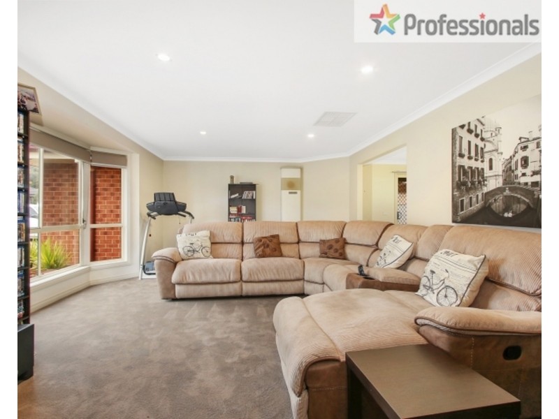 1 Dillagar Place, Springdale Heights NSW 2641