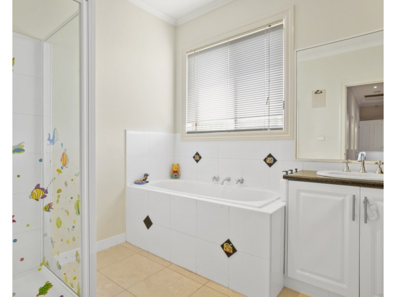 27 Grantleigh Drive, Bacchus Marsh VIC 3340