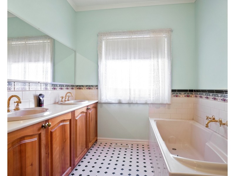 27 Moore Street, Bacchus Marsh VIC 3340