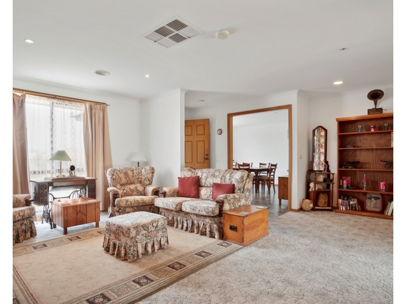 32 Cairns Drive, Bacchus Marsh VIC 3340