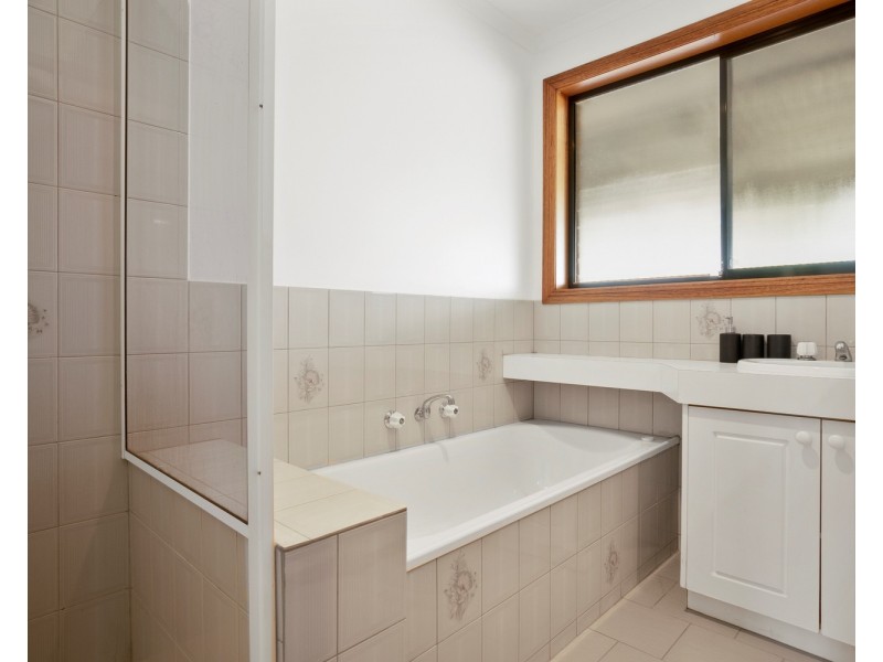 32 Cairns Drive, Bacchus Marsh VIC 3340