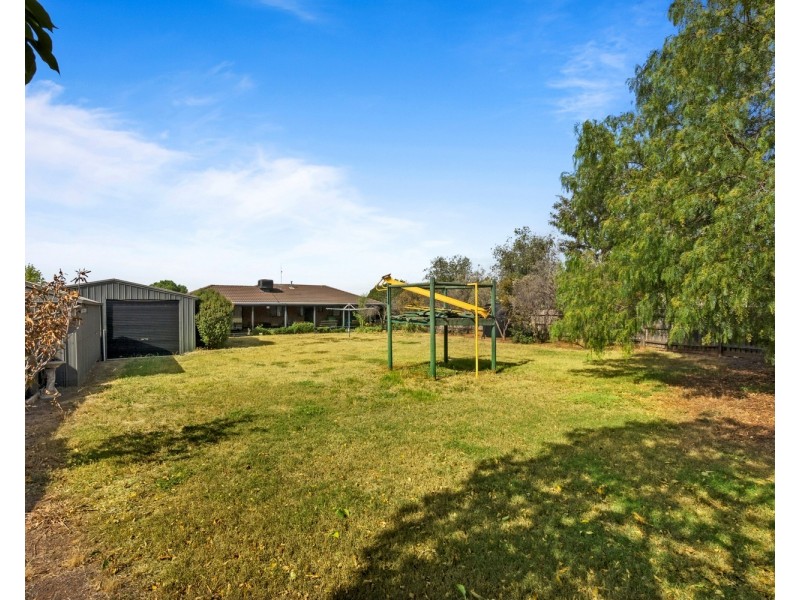 32 Cairns Drive, Bacchus Marsh VIC 3340