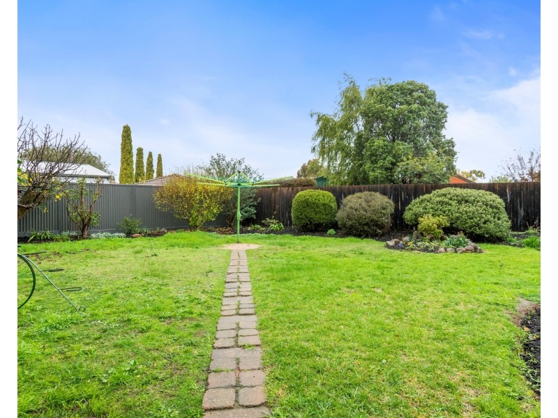 3 Luton Court, Darley VIC 3340