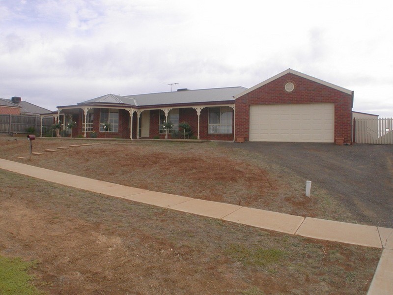 28 Maddison Circuit, Bacchus Marsh VIC 3340