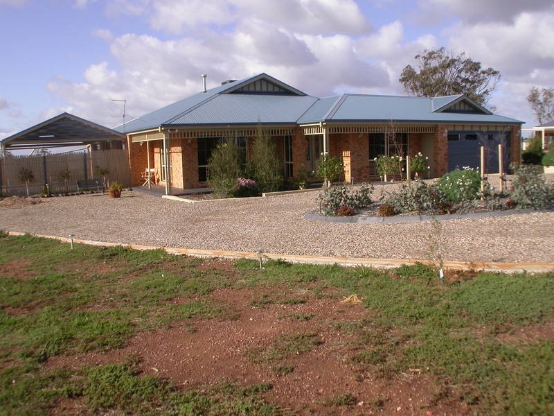 4 Carberry Drive, Hopetoun Park VIC 3340