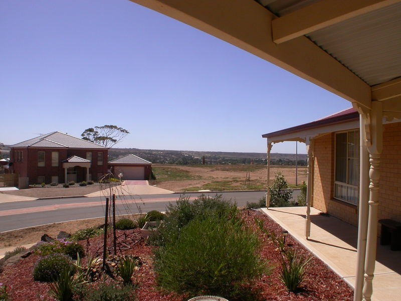 16 Maddison Circuit, Darley VIC 3340