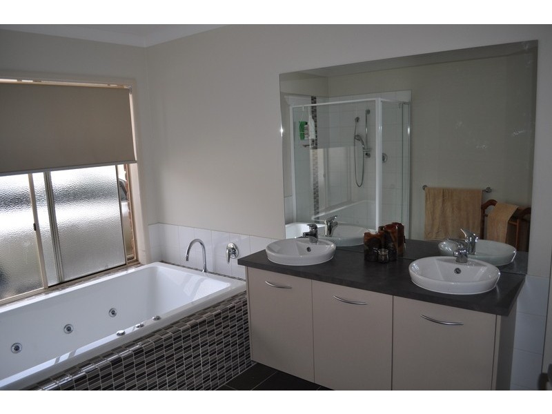 44 Grantleigh Drive, Bacchus Marsh VIC 3340