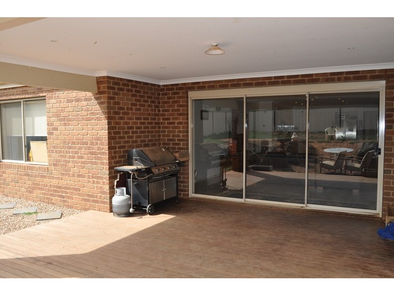 44 Grantleigh Drive, Bacchus Marsh VIC 3340