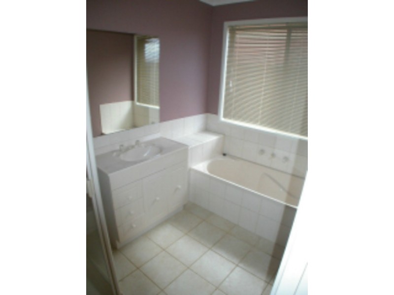 24 McLennon Avenue, Bacchus Marsh VIC 3340