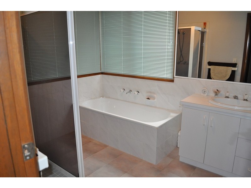 17 McLeod Drive, Bacchus Marsh VIC 3340