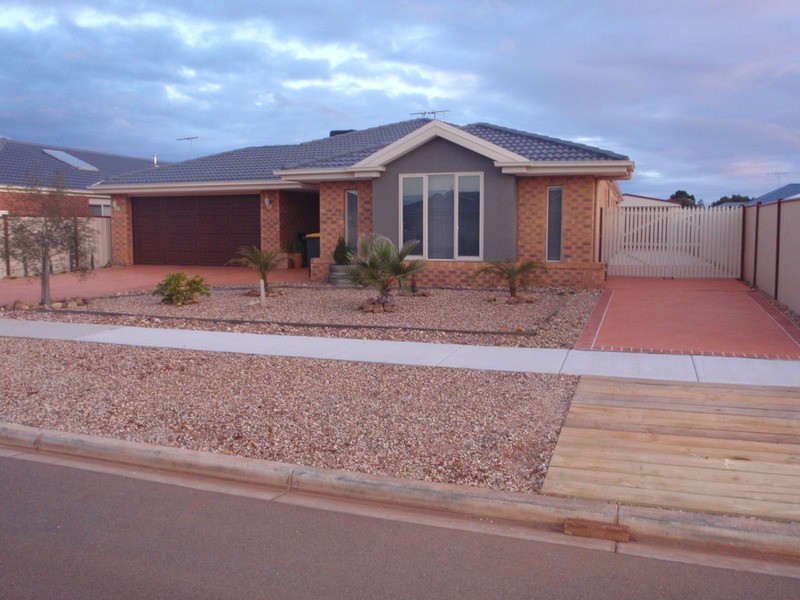 25 Leonard Drive, Bacchus Marsh VIC 3340