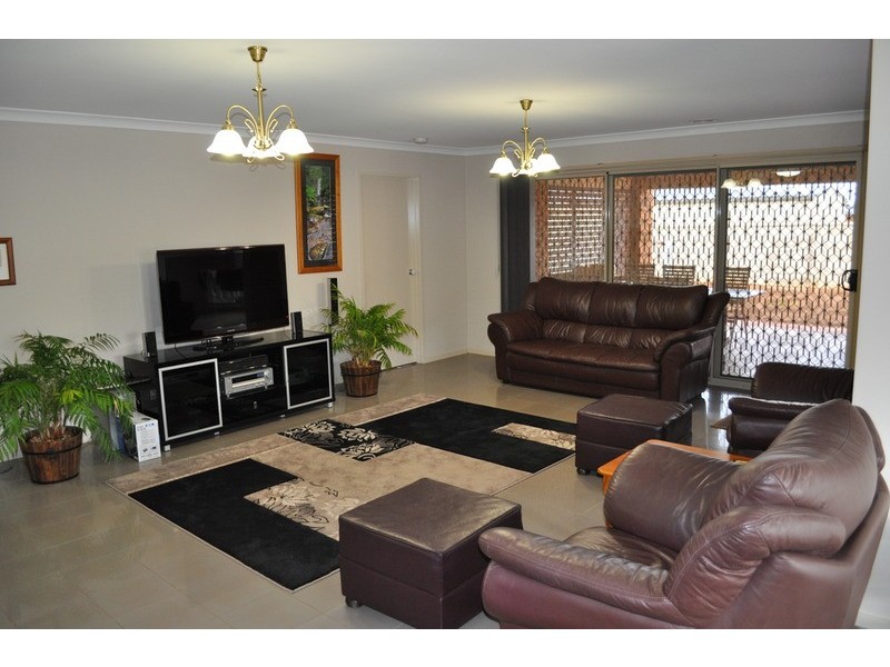 25 Leonard Drive, Bacchus Marsh VIC 3340