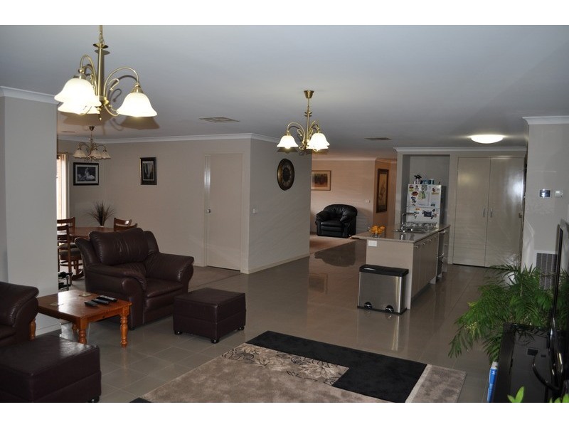 25 Leonard Drive, Bacchus Marsh VIC 3340