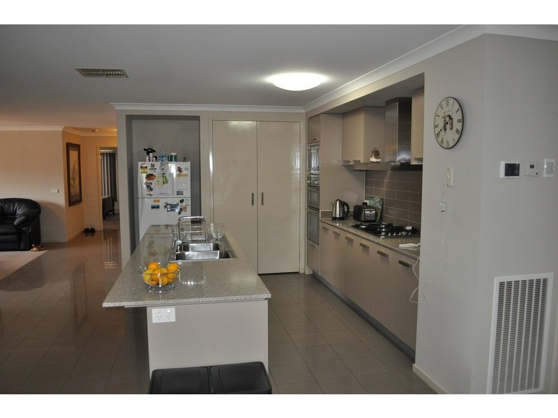 25 Leonard Drive, Bacchus Marsh VIC 3340