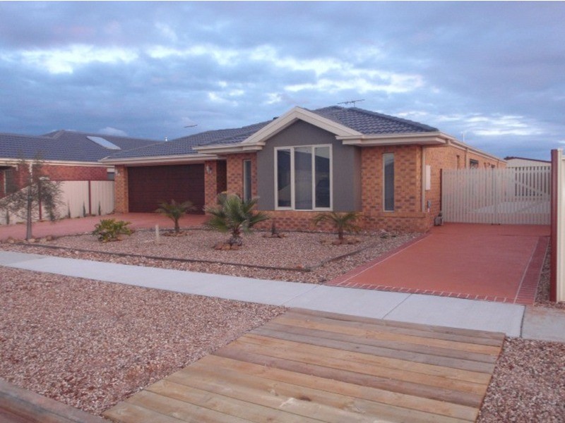 25 Leonard Drive, Bacchus Marsh VIC 3340